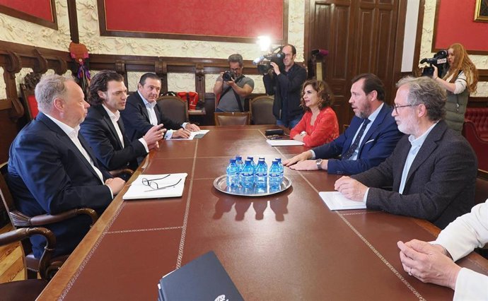 El consejero delegado y fundador de la empresa Inobat Auto, Marian Bocek (2i); la ministra de Hacienda, María Jesús Montero (3d), y el alcalde de Valladolid, Óscar Puente (2d), durante una reunión en Valladolid.