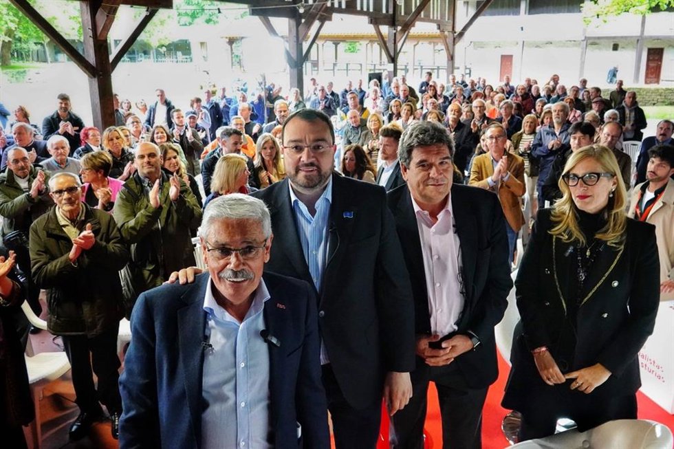 El Secretario General De La FSA-PSOE, Presidente Del Principado Y Candidato, Adrián Barbón, El Ministro De Inclusión, Seguridad Social Y Migraciones, José Luis Escrivá, Y El Candidato A La Alcaldía, Luis Manuel Flórez 'Floro' Y Lara Martínez,