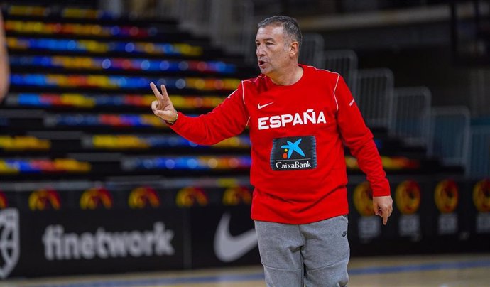 Archivo - Miguel Méndez, seleccionador español absoluto de baloncesto femenino