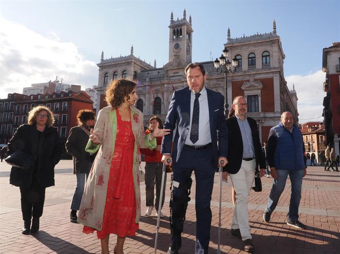La ministra de Hacienda y Función Pública, María Jesús Montero, y el alcalde de Valladolid, Óscar Puente, a su salida de una reunión, a 15 de mayo de 2023, en Valladolid, Castilla y León (España). 