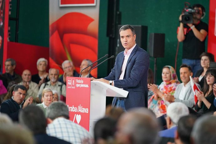 El secretario general del PSOE y presidente del Gobierno de España, Pedro Sánchez, interviene en un acto en el Frontón Lakuaen Vitoria-Gasteiz