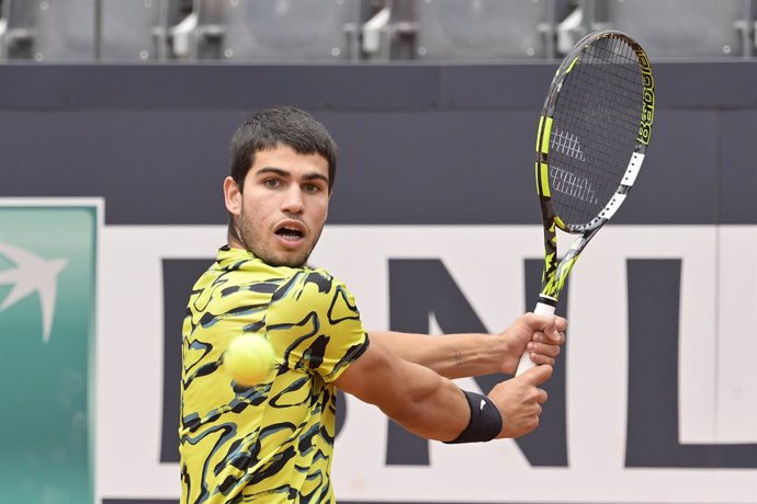 15 May 2023, Italy, Rome: Spanish tennis player Carlos Alcaraz in action against Hungarian Fabian Marozsan during their men's singles round of 32 match of the Italian Open tennis tournament. Photo: Fabrizio Corradetti/LaPresse via ZUMA Press/dpa