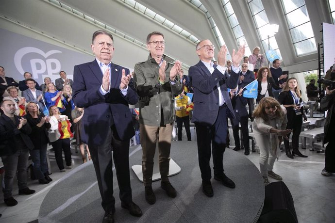 El presidente del Partido Popular, Alberto Núñez Feijóo (c); el candidato del PP a la presidencia del Principado, Diego Canga, y el alcalde de Oviedo, Alfredo Canteli, participan en un acto de campaña, a 15 de mayo de 2023, en Oviedo, Asturias (España). 