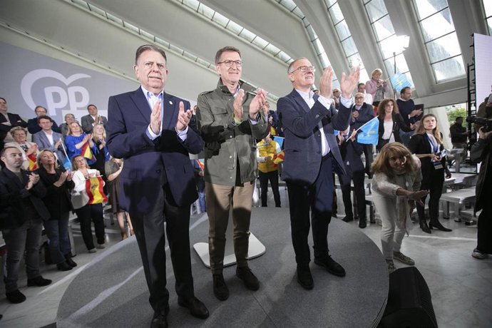 El presidente del PP, Alberto Núñez Feijóo (c); el candidato del PP a la presidencia del Principado, Diego Canga (d), y el alcalde de Oviedo, Alfredo Canteli (i), participan en un acto de campaña, a 15 de mayo de 2023, en Oviedo, Asturias (España). 