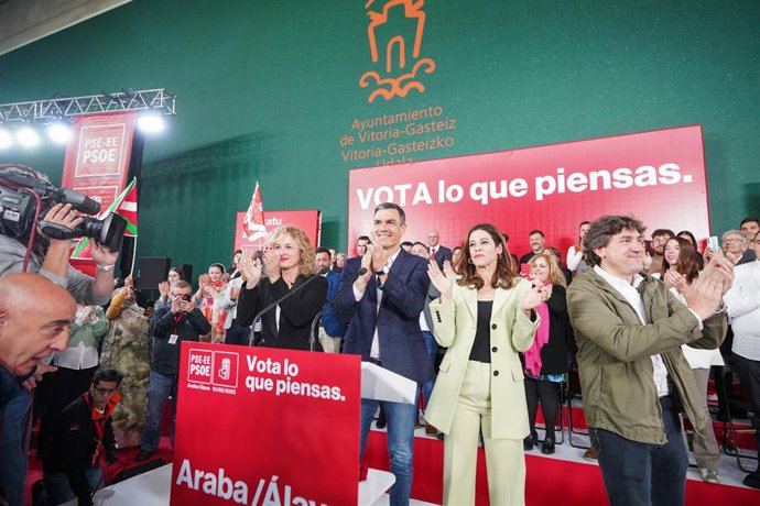 El secretario general del PSOE y presidente del Gobierno de España, Pedro Sánchez (2i); la candidata a la alcaldía de Vitoria, Maider Etxebarria (2d); secretario general del PSE-EE, Eneko Andueza (d), y la candidata del Partido Socialista de Euskadi (PS