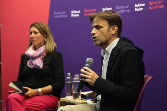 El president d'Unides Podem (UP) al Congrés, Jaume Asens, i l'alcaldable de la formació a Sant Feliu de Llobregat, Lídia Muñoz.