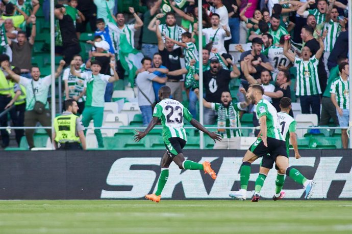 Youssouf Sabaly celebra el 1-0 en el Real Betis-Rayo Vallecano de LaLiga Santander 2022-2023