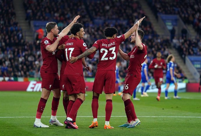  Liverpool's Curtis Jones celebrates scoring his side's first goal with team-mates during the English Premier League soccer match between Leicester City and Liverpool at the King Power Stadium