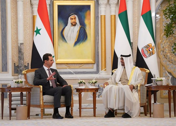 Archivo - El presidente sirio, Bashar al Assad, y su homólogo emiratí, Mohamed bin Zayed al Nahyan