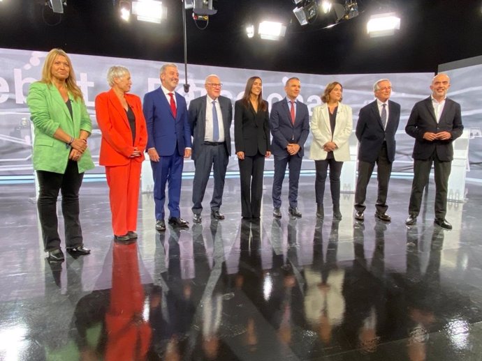 Los alcaldables de Barcelona Eva Parera (Valents), Anna Grau (Cs), Jaume Collboni (PSC), Ernest Maragall (ERC), Ada Colau (BComú), Xavier Trias (Junts), y Daniel Sirera (PP), en el debate electoral de Betevé.