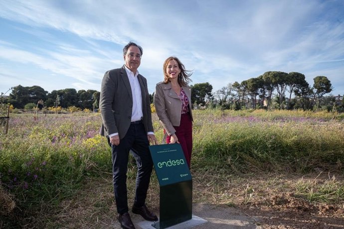 El director general de Endesa en Aragón, Ignacio Montaner, y la consejera de Servicios Públicos y Movilidad del Ayuntamiento de Zaragoza, Natalia Chueca, visitan la zona donde la compañía va a ayudar a plantar casi 50.000 arbustos.
