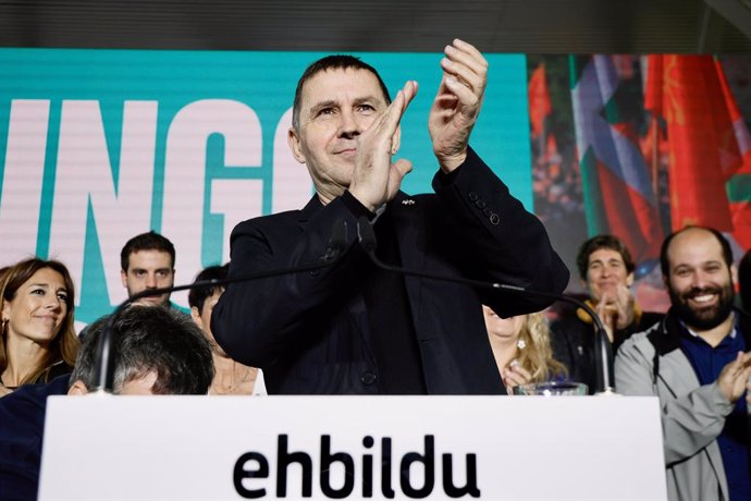 El coordinador general de EH Bildu, Arnaldo Otegi (i), interviene en un acto político de EH Bildu, en Biteri, a 14 de mayo de 2023, en Arrasate-Mondragón, Gipuzkoa, País Vasco (España).