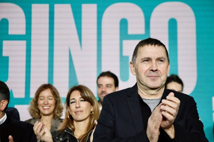 El coordinador general de EH Bildu, Arnaldo Otegi (i), interviene en un acto político de EH Bildu