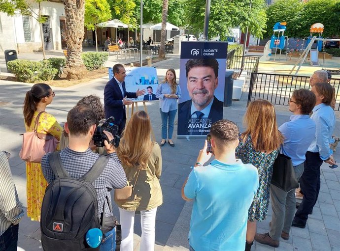 Los candidatos al Ayuntamiento de Alicante Antonio Peral y Rocío Gómez