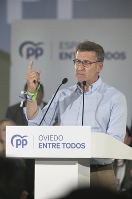 El líder del Partido Popular, Alberto Núñez Feijóo, interviene en un acto de campaña, a 15 de mayo de 2023, en Oviedo, Asturias (España). 
