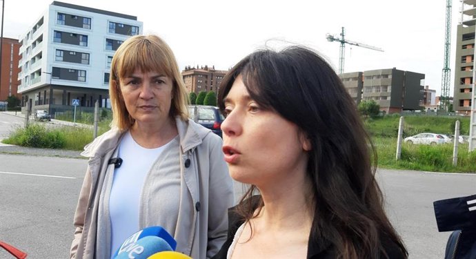 (A La Izda) La Candidata De Podemos Asturies A La Presidencia Del Principado, Covadonga Tomé, Junto A La Número 3 De La Candidatura Autonómica De Podemos Asturies , Laura Tuero, En Gijón