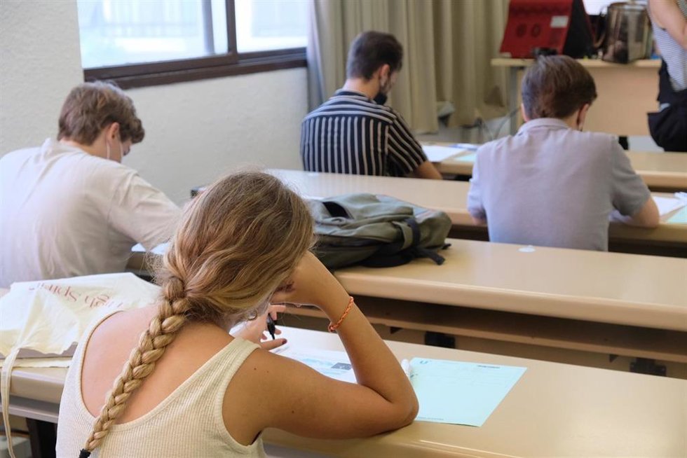Archivo - Alumnos durante el examen de Selectividad en la convocatoria de julio