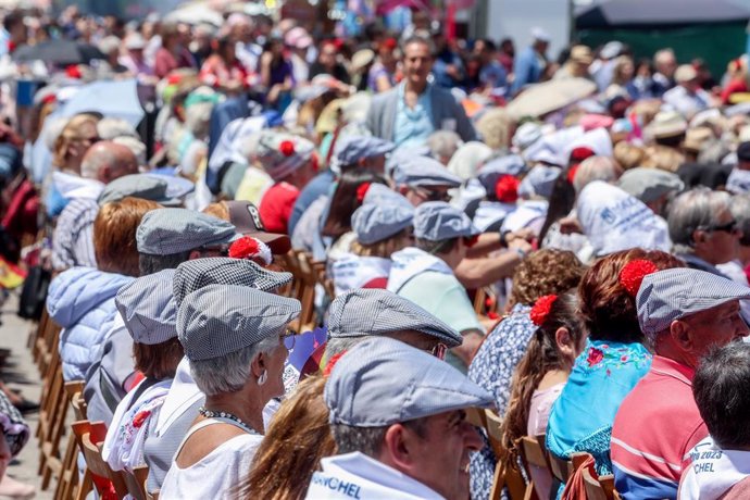 Fieles asisten a una misa de campaña por la festividad de San Isidro, en la Pradera, a 15 de mayo de 2023