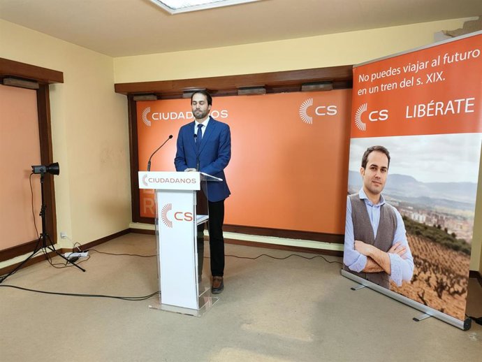El candidato de Cs a la Presidencia de La RIoja, Ángel Íñiguez, en comparecencia de prensa