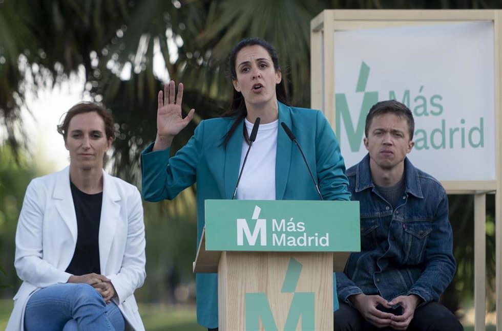 Las candidatas de Más Madrid a a la Alcaldía, Rita Maestre (c) y a la Presidencia de la Comunidad, Mónica García (i), acompañadas de Iñigo Errejón (d),participan en un acto en la Latina, en el Parque de Aluche, a 12 de mayo de 2023, en Madrid (España).