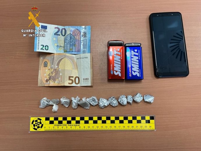 Efectos intervenidos a uno de los detenidos.