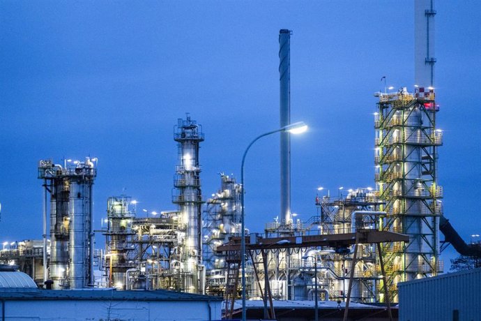 Archivo - FILED - 28 December 2022, Brandenburg, Schwedt/Oder: The facilities of the oil refinery on the industrial site of PCK-Raffinerie GmbH are illuminated in the evening. Today, Wednesday, the Federal Administrative Court in Germany began reviewing