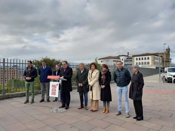 El candidato de UPN a la Presidencia del Gobierno de Navarra, Javier Esparza, junto a otros integrantes de la lista de la formación regionalista