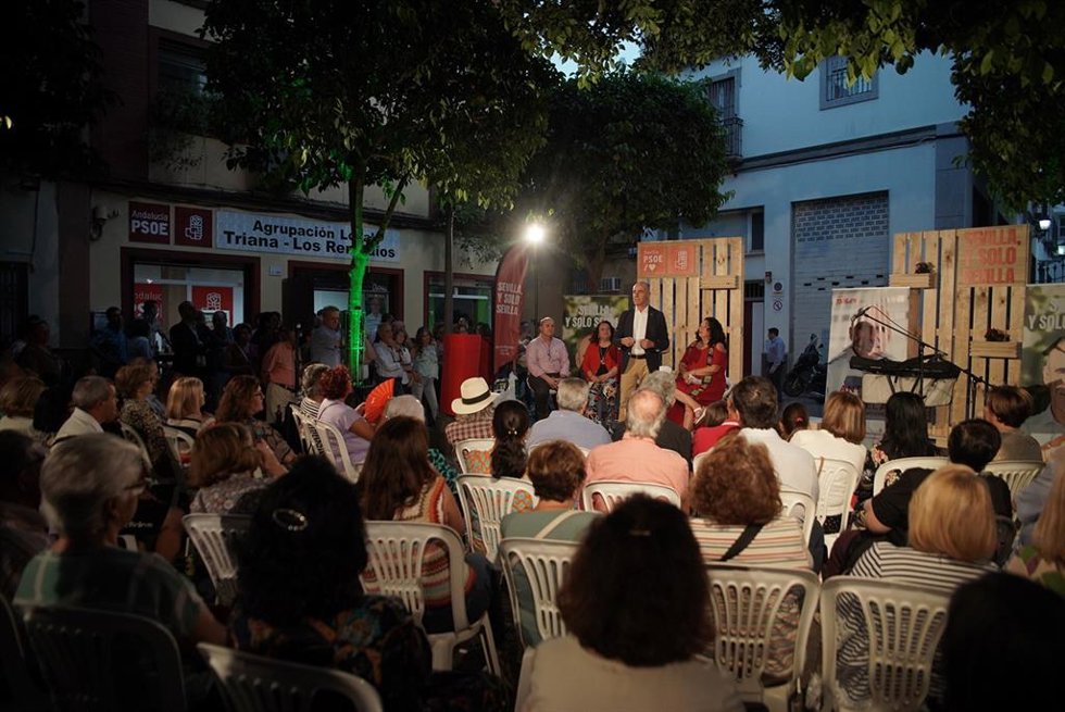 Muñoz presenta su programa en Triana