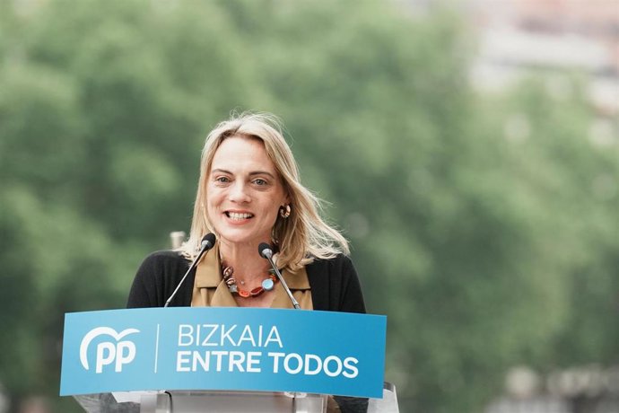 La candidata del PP a Diputada General de Bizkaia , Raquel González, interviene durante un acto 