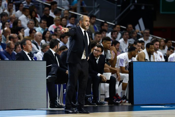 Chus Mateo da instrucciones durante un partido del Real Madrid