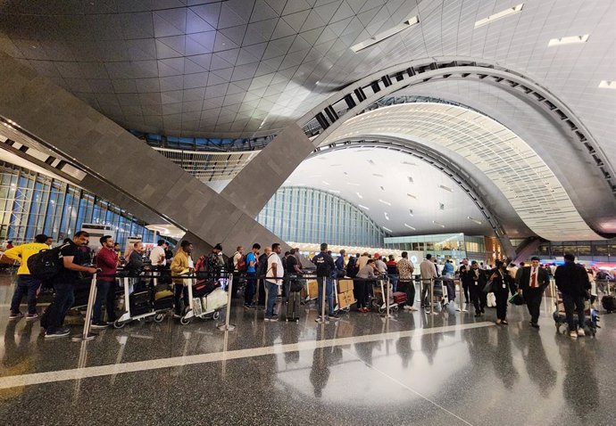 Archivo - Un grupo de persoans en el Aeropuerto Internacional Hamad de la capital de Qatar, Doha