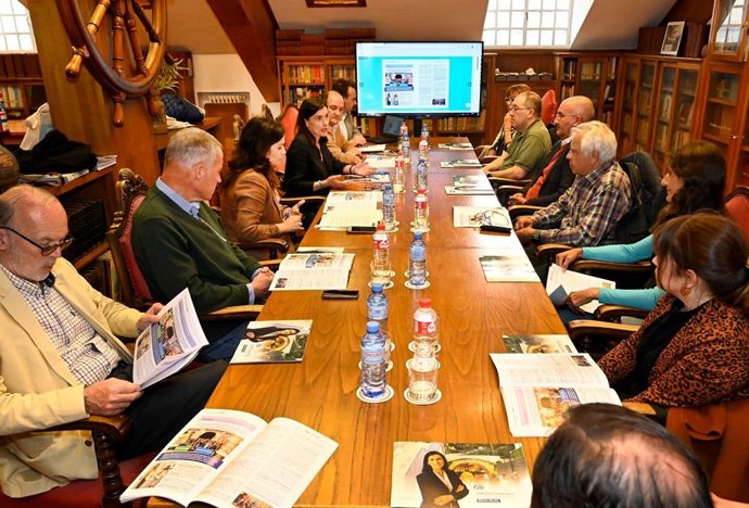 La candidata del PP a la reelección, Gema Igual, en la reunión con representantes del sector comercial de Santander.