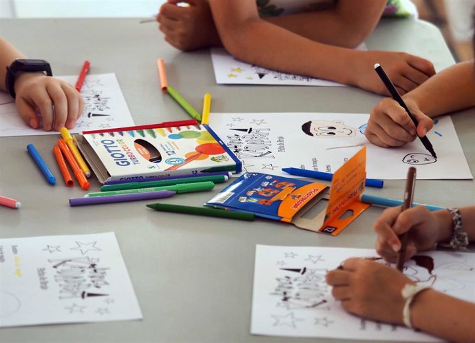 Archivo - Imagen de archivo de niños en la Feria del Libro.