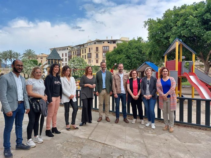 La secretaria general del PSIB-PSOE, presidenta del Govern y candidata a la reelección, Francina Armengol, en una rueda de prensa, acompañada por el alcalde de Palma y candidato a la reelección, Jose Hila, entre otros socialistas
