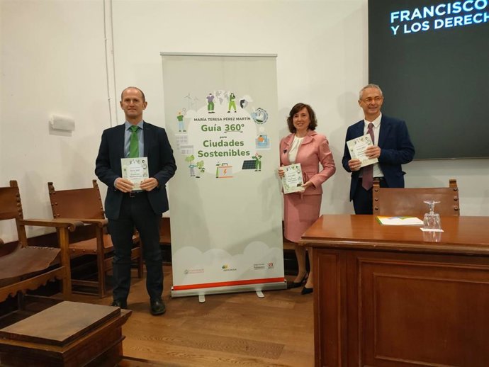 La experta en derecho y política ambiental María Teresa Pérez (c) junto al rector de la Universidad de Salamanca, Ricardo Rivero (d), y el delegado de Iberdrola en Castilla y León, Miguel Calvo (i).