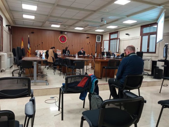 El cuidador acusado de abuso sexual a dos personas discapacitadas, durante la segunda sesión del juicio.