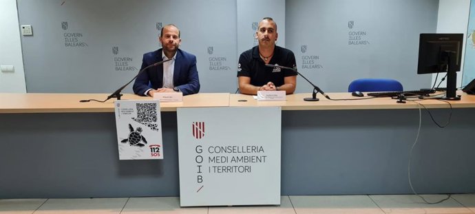 El conseller de Medio Ambiente, Miquel Mir, y el coordinador de fauna marina del Consorcio para la Recuperación de Fauna de Baleares (Cofib), Guillem Félix.