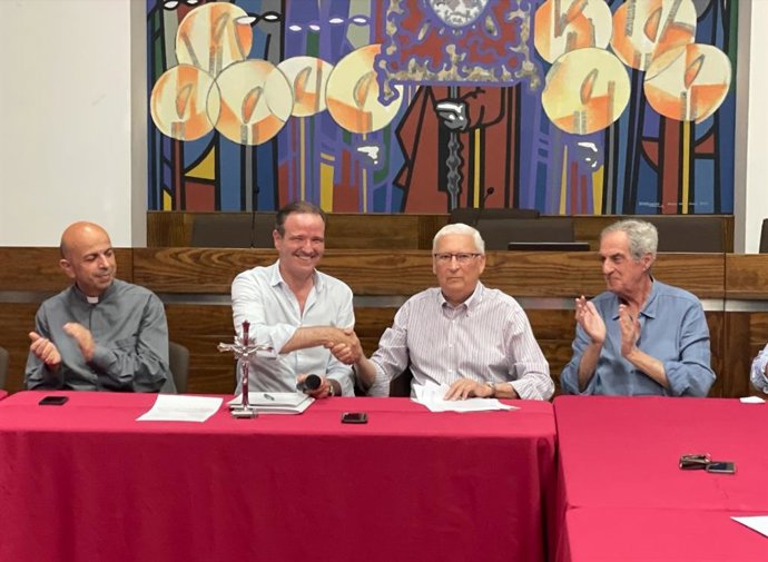 El presidente de la Agrupación de Cofradías, Pablo Atencia; el presidente de la comisión del Centenario, Luis Merino; el director del Comedor Santo Domingo, Damián Lampérez; así como el presidente del Patronato del Comedor, Alfonso Parejo, en un acto.