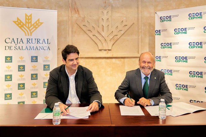 El presidente de Caja Rural de Salamanca, Ernesto Moronta Vicente (d), y el presidente de Ceoe Cepyme Salamanca, Diego García Hernández (i), en la firma del convenio en Salamanca.