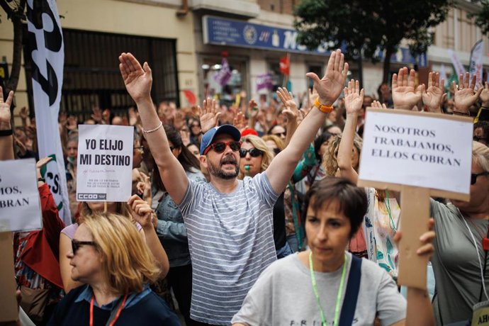 Manifestantes durante una concentración de funcionarios de la administración de Justicia, frente al Ministerio de Justicia, a 4 de mayo de 2023, en Madrid (España).