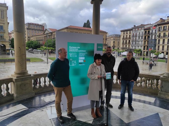 La candidata de EH Bildu a la Presidencia del Gobierno de Navarra, Laura Aznal, en un acto electoral en Pamplona.