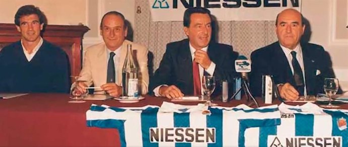 Iñaki Alkiza, tercero por la izquierda, durante su etapa como presidente de la Real Sociedad