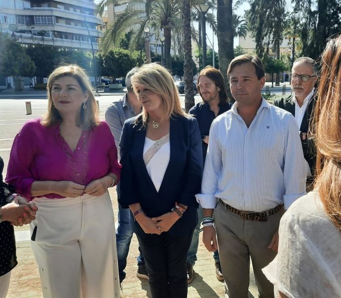 El secretario general del PP-A, Antonio Repullo, en un acto con la canidata del PP a la Alcaldía de Huelva, Pilar Miranda.