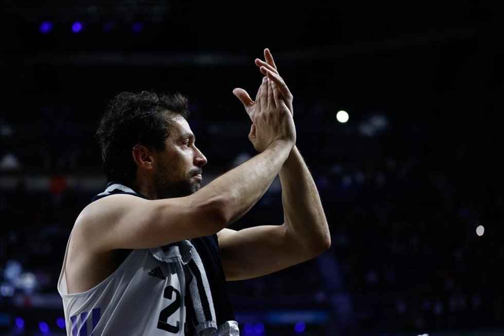 Sergio Llull aplaude a la afición del WiZink Center tras el quinto partido del 'Playoff' de la Euroliga ante el Partizán