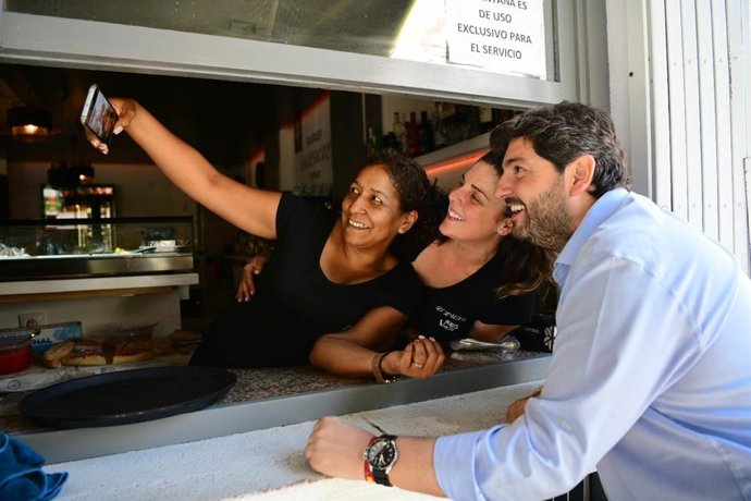 El candidato a la presidencia de la Comunidad Autónoma por el Partido Popular de la Región de Murcia, Fernando López Miras, durante su visita a Cabezo de Torres