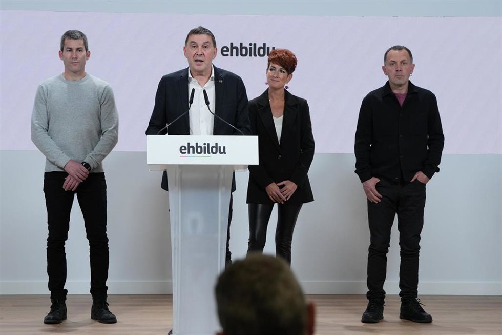 El coordinador de EH Bildu, Arnaldo Otegi, da lectura a una declaración de la Mesa Política de la coalición junto a los dirigentes Arkaitz Rodríguez, Bakartxo Ruiz y Unai Urruzuno