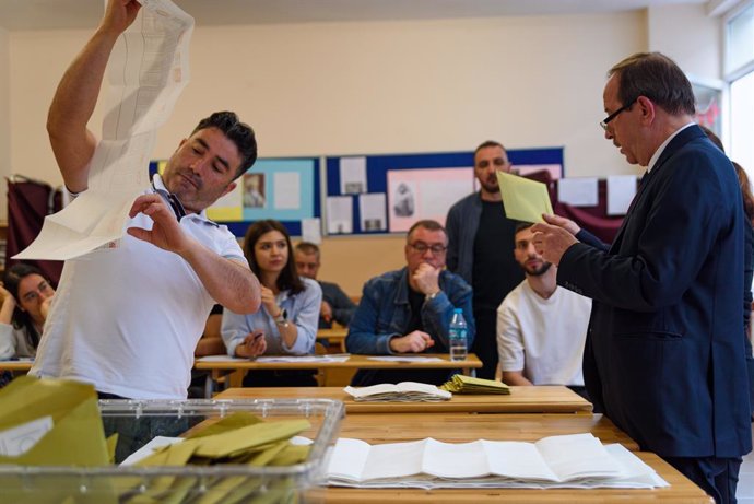 14 May 2023, Turkey, Istanbul: An election official shows a ballot paper to controllers from various parties during the vote count of the Turkish Presidential and Parliamentary Elections, in Buyuk Esma school in Istanbul. Photo: Davide Bonaldo/SOPA Imag
