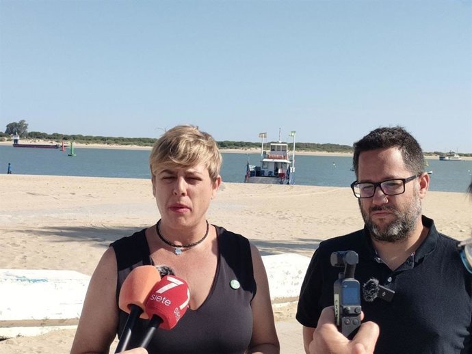 La candidata a la Alcaldía en Sanlúcar, Rocío Díaz, y el portavoz parlamentario de Adelante Andalucía, José Ignacio García, atienden a los medios en Sanlúcar (Cádiz)