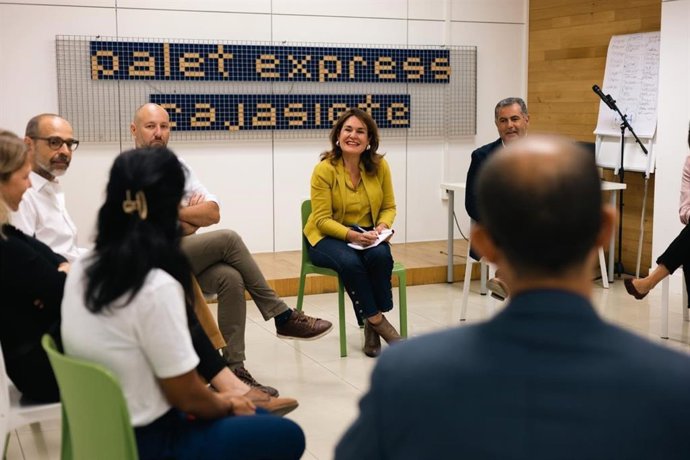 La candidata del PP a la Alcaldía de Las Palmas de Gran Canaria, Jimena Delgado, en un encuentro con integrantes de la start-ups de base tecnológica en el coworking Palet Express