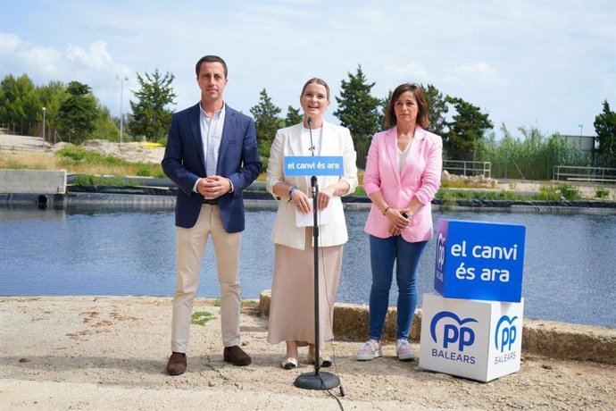 El candidato del PP al Consell de Mallorca, Lloren Galmés, la candidata al Govern, Marga Prohens, y la candidata a la alcaldía de Alcúdía, Fina Linares.